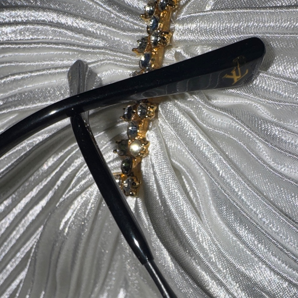 Exclusivity and Elegance every day! Black  Sunglasses - Picture 9 of 17